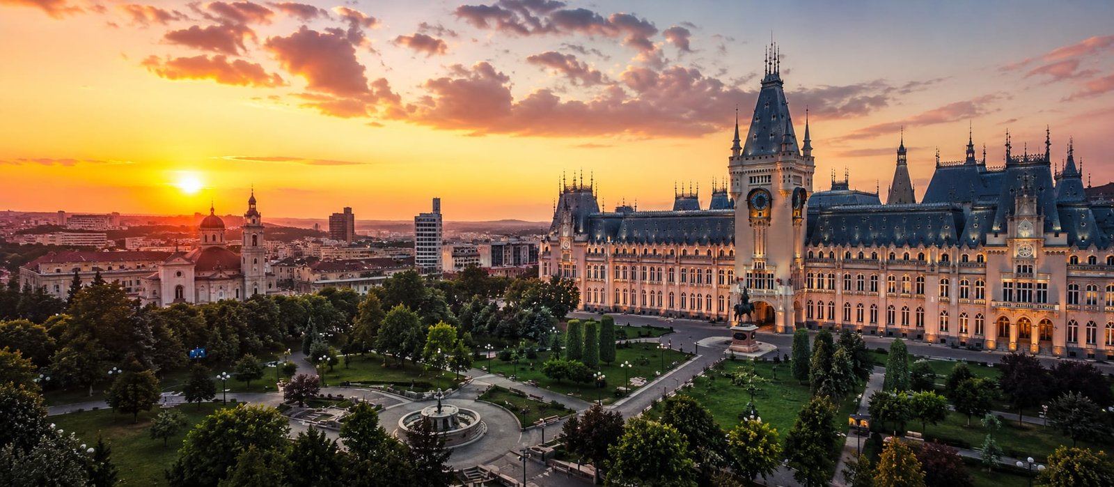 Palatul Culturii și Piața Palatului din Iași, la apus